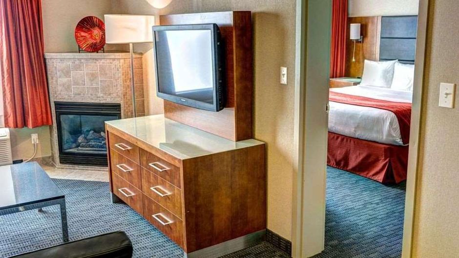 Radisson Hotels & Suites Fort McMurray Suite