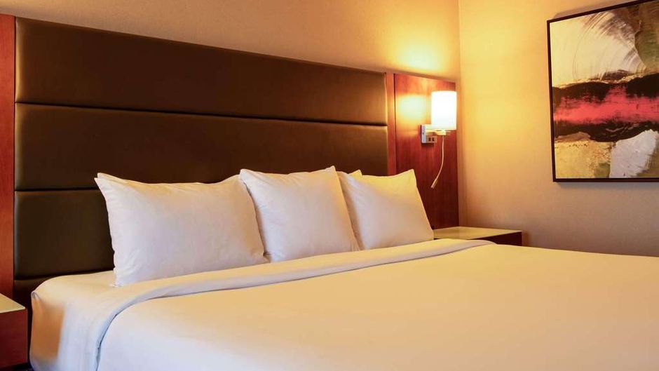 Radisson Hotels & Suites Fort McMurray Room
