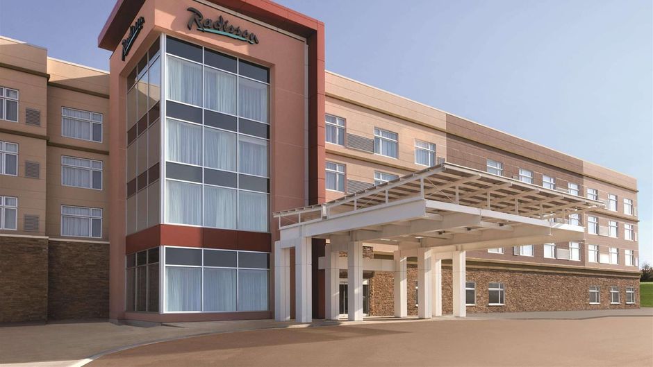 Radisson Kingswood Hotel & Suites Exterior
