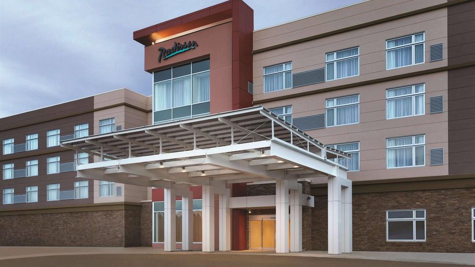 Radisson Kingswood Hotel & Suites Exterior