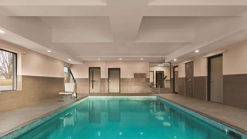 Country Inn & Suites Belleville Pool
