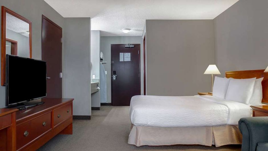 Days Inn by Wyndham Whitecourt Room