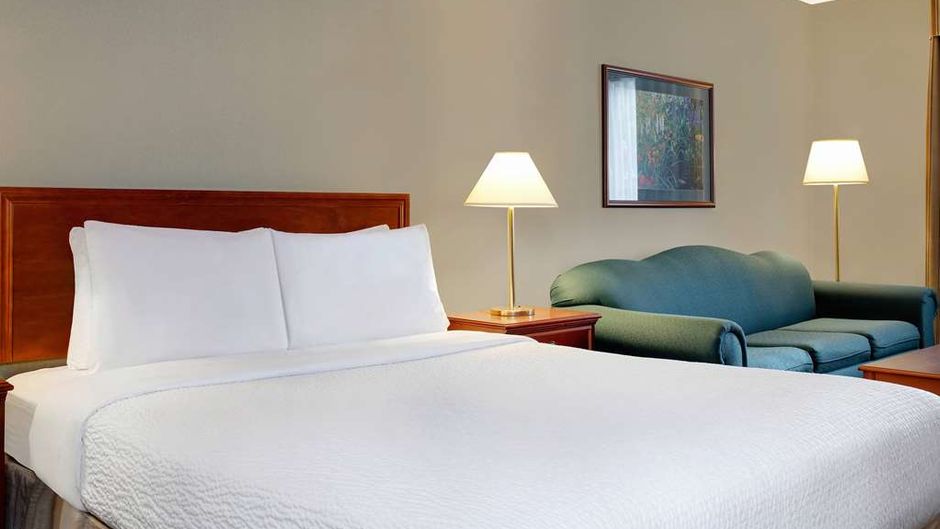 Days Inn by Wyndham Whitecourt Room
