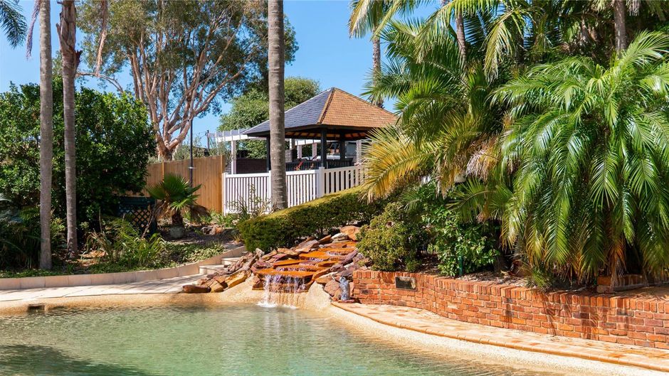 The Quarters, Ascend Hotel Collection Pool