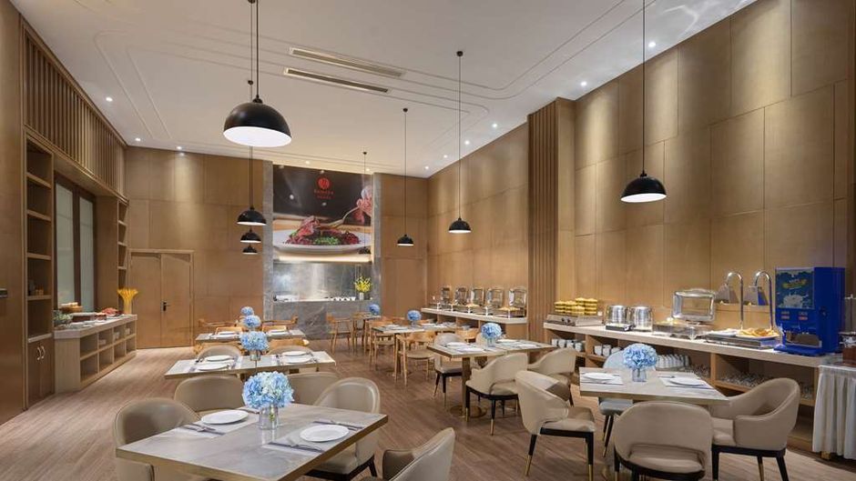 Ramada by Wyndham Financial Center Restaurant
