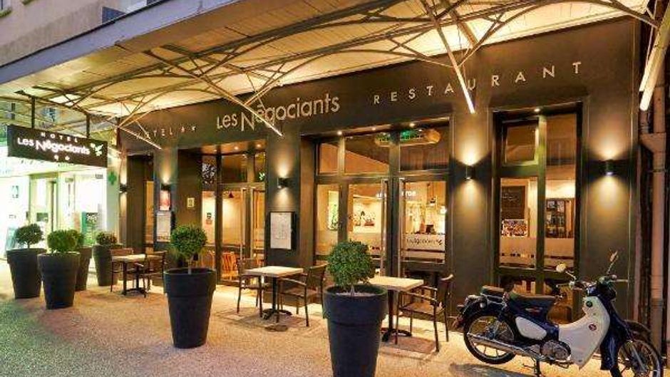 Les Negociants Hotel Exterior