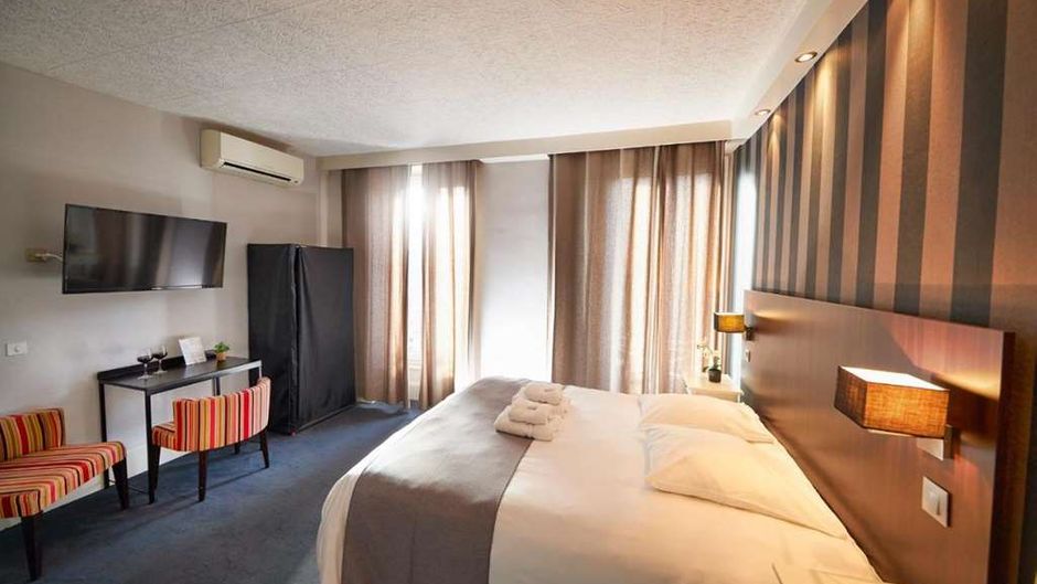 Les Negociants Hotel Room