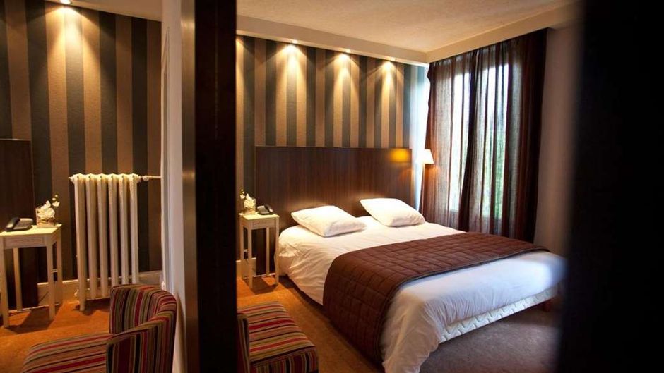 Les Negociants Hotel Room