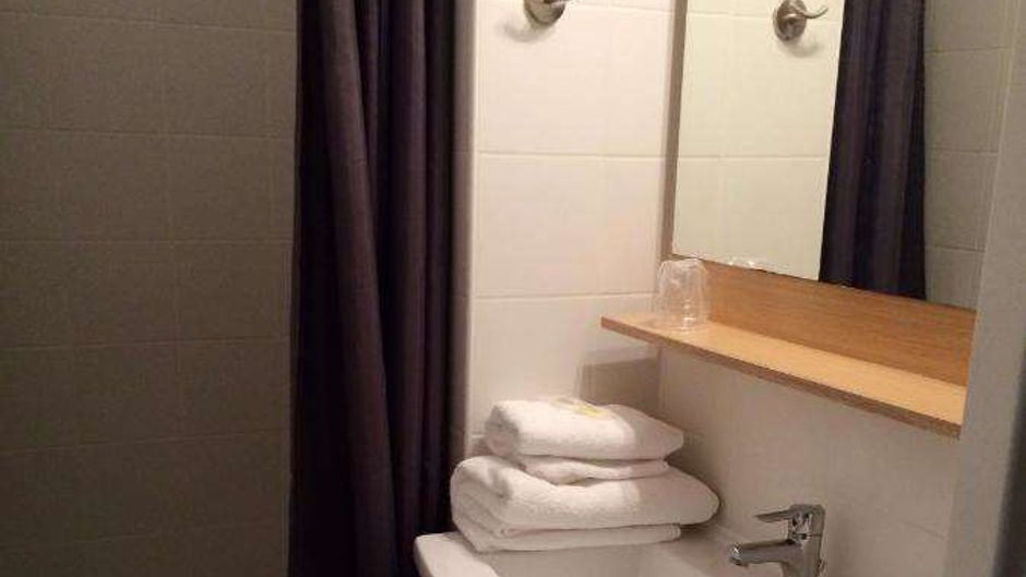 Les Negociants Hotel Room