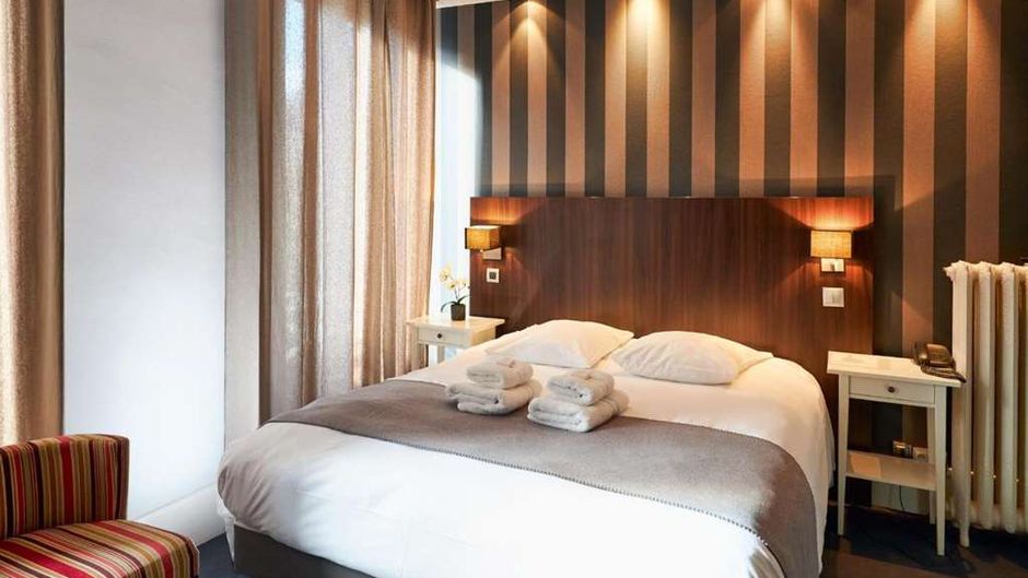Les Negociants Hotel Room