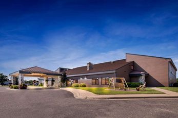 Heartland Inn & Suites