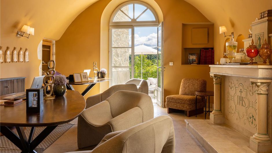 Chateau les Oliviers de Salettes Lobby