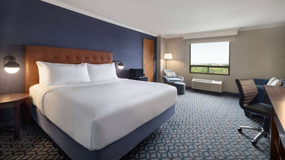 Wyndham Grand Fallsview Hotel Room