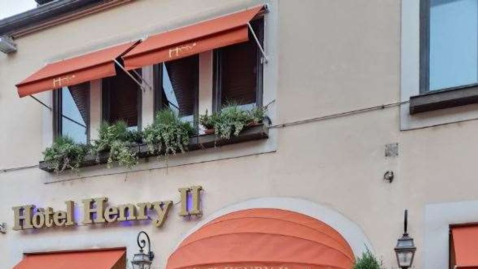 Henry II Hotel Exterior