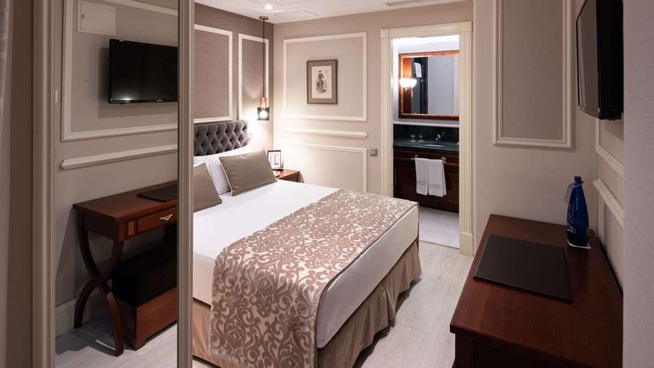 Catalonia Las Cortes Hotel Room