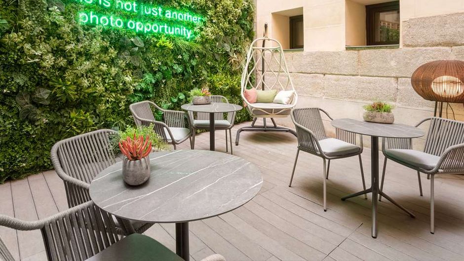 Catalonia Las Cortes Hotel Exterior