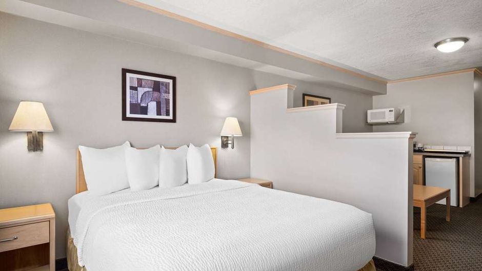 Travelodge by Wyndham Fort McMurray Suite