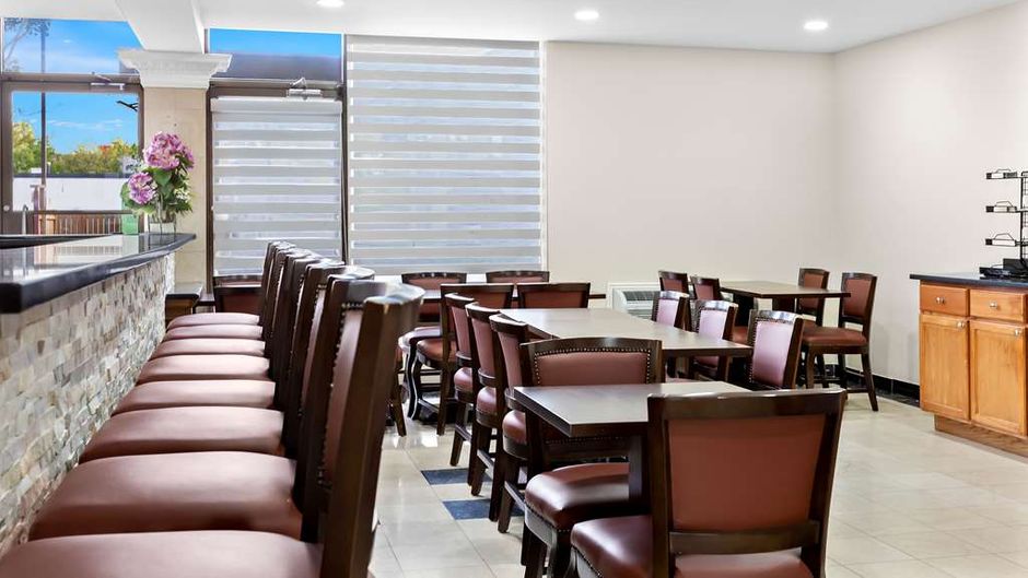 SureStay Plus by Best Western Windsor Restaurant