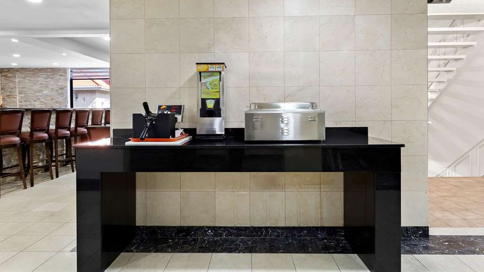 SureStay Plus by Best Western Windsor Restaurant
