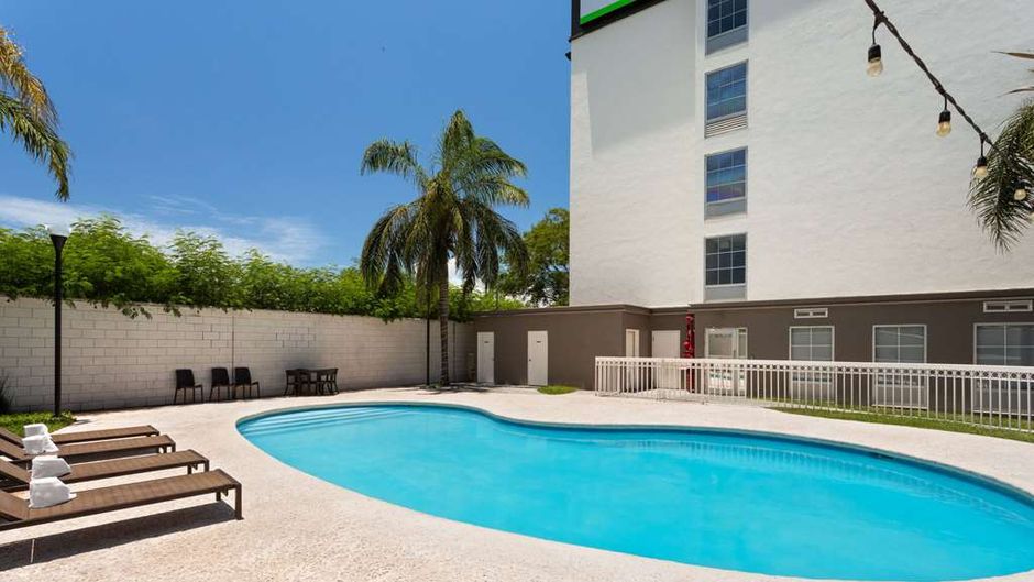 Wyndham Garden Monterrey Aeropuerto Pool