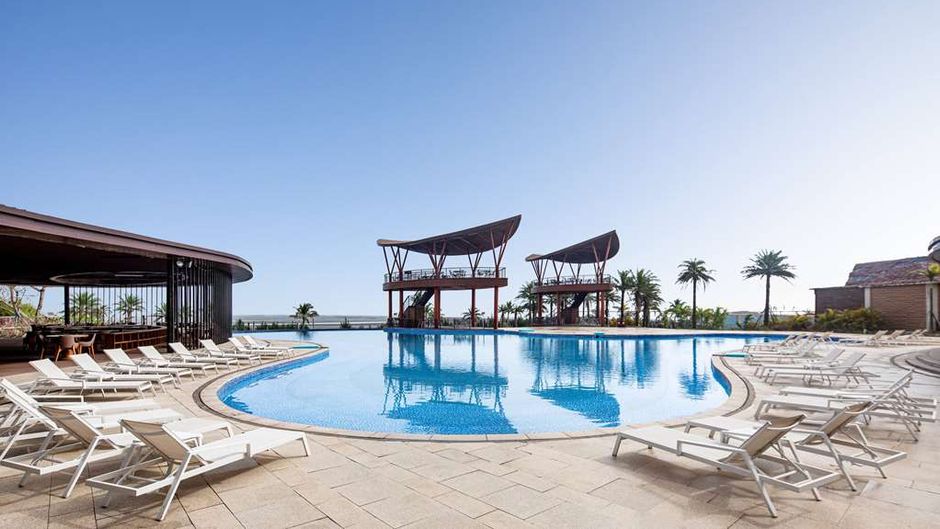Days Hotel by Wyndham Bailang Beach Pool