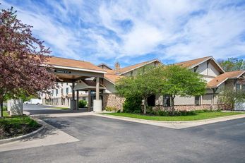 White Pines Inn & Suites of Holland