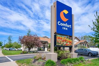 White Pines Inn & Suites of Holland