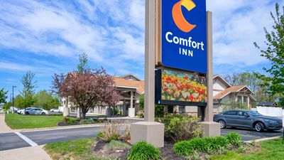 White Pines Inn & Suites of Holland