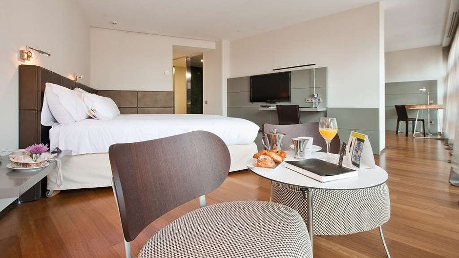 Hotel Reina Petronila Suite