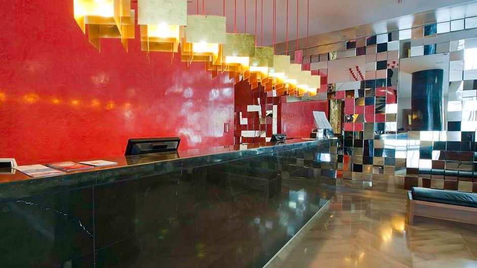 Hotel Reina Petronila Lobby