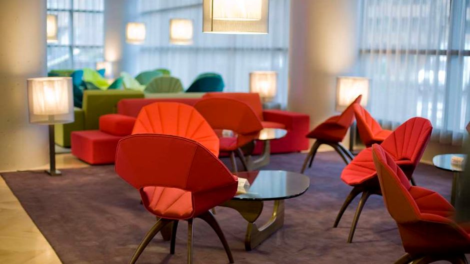 Hotel Reina Petronila Lobby
