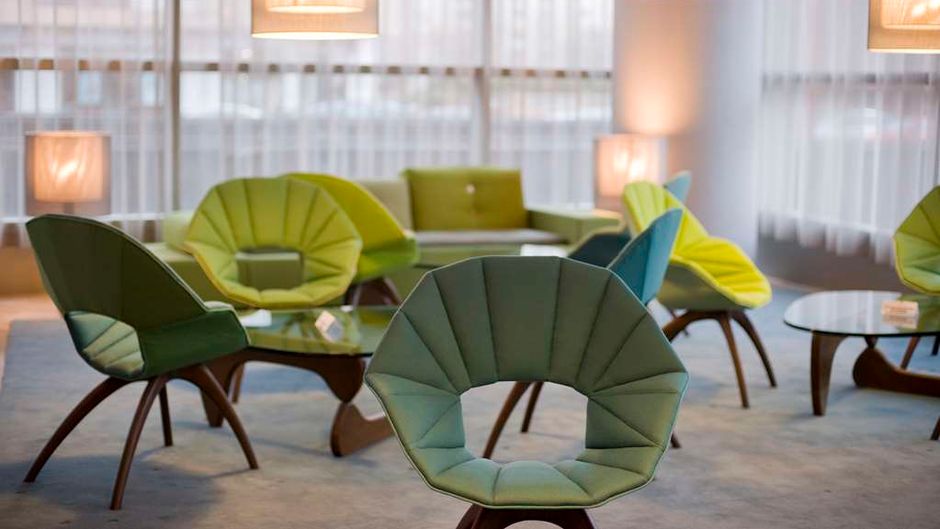 Hotel Reina Petronila Lobby