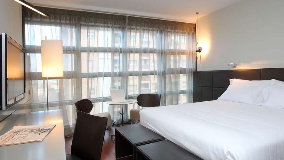 Hotel Reina Petronila Room