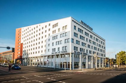 me & all hotel berlin E side-JdV Hyatt