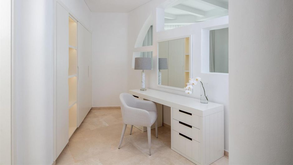 Anantara Santorini Abu Dhabi Retreat Room