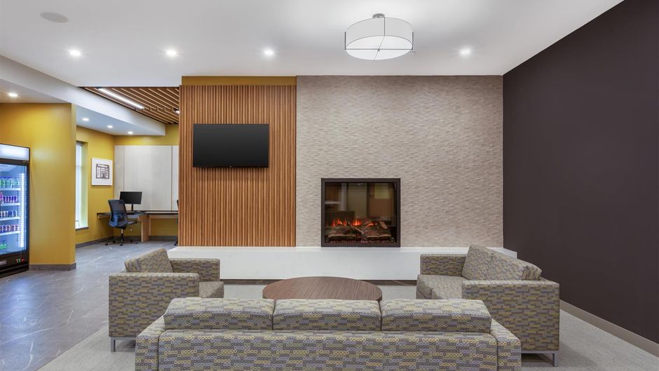 Best Western Plus Kawartha Lakes Hotel & Lobby