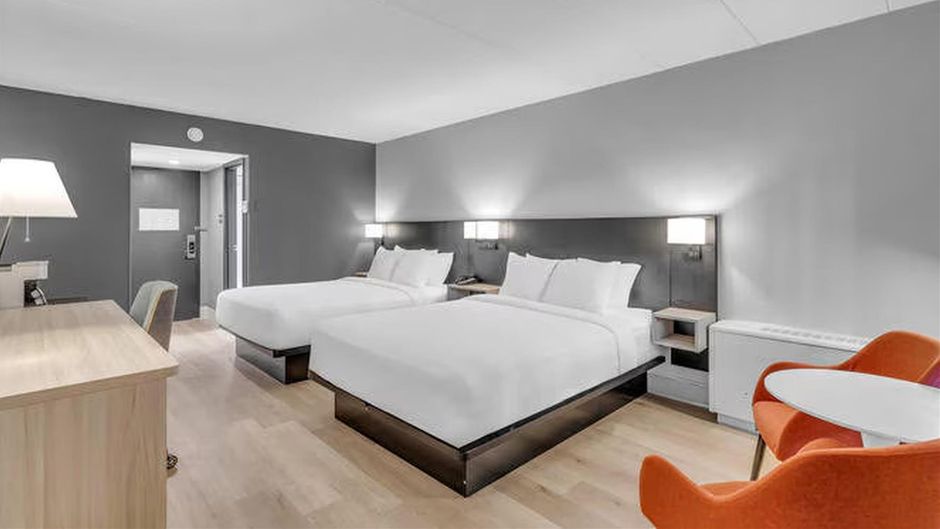 Seven Oaks Hotel Regina, SureStay Coll Room