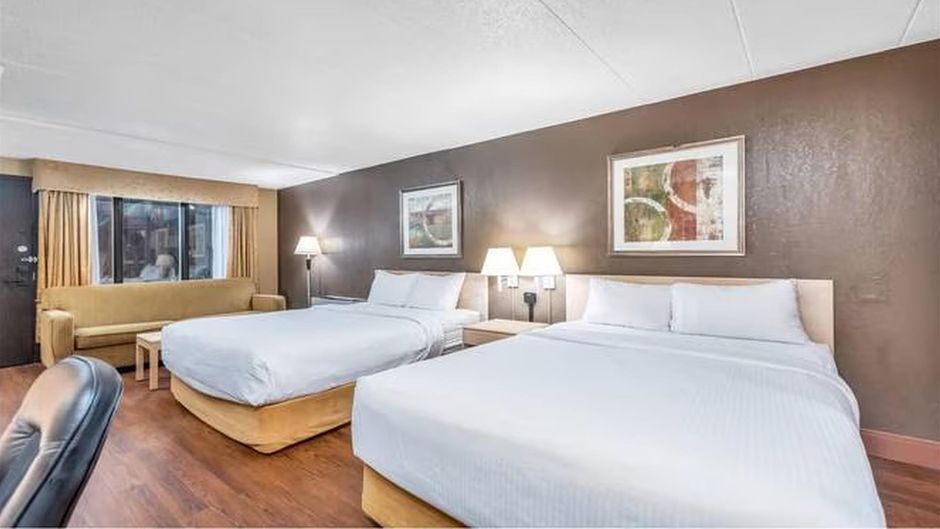 Seven Oaks Hotel Regina, SureStay Coll Room