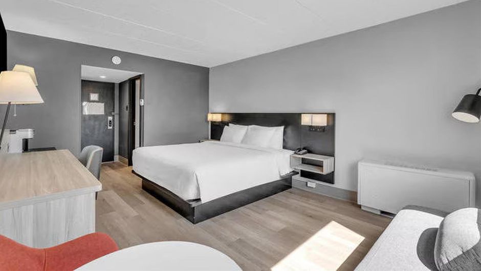 Seven Oaks Hotel Regina, SureStay Coll Room