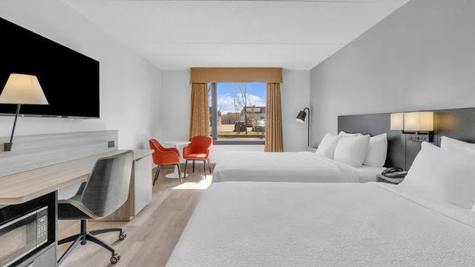 Seven Oaks Hotel Regina, SureStay Coll Room