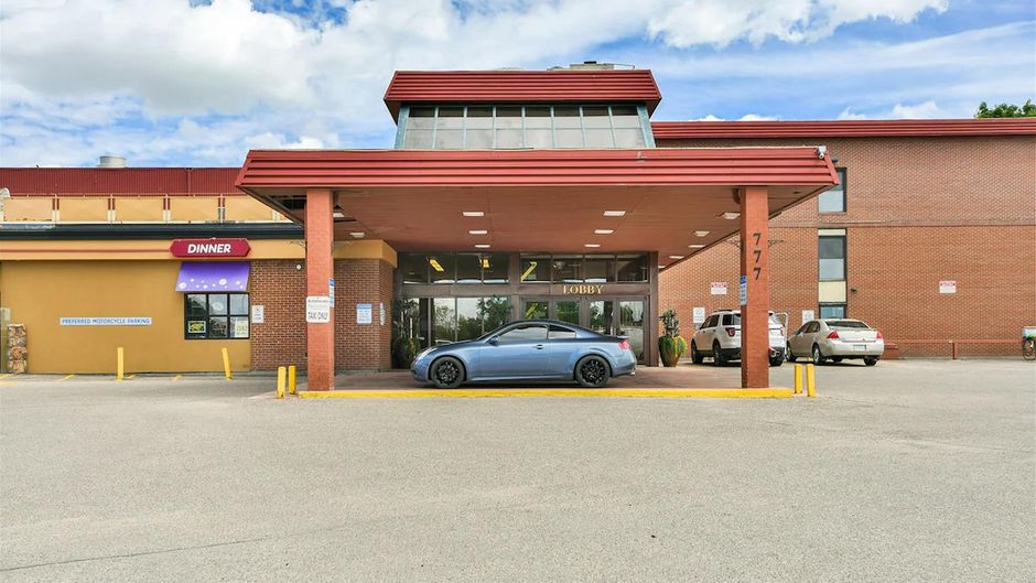 Seven Oaks Hotel Regina, SureStay Coll Exterior
