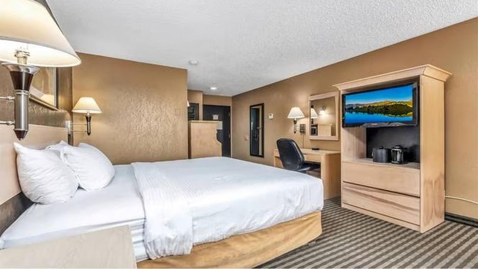 Seven Oaks Hotel Regina, SureStay Coll Room