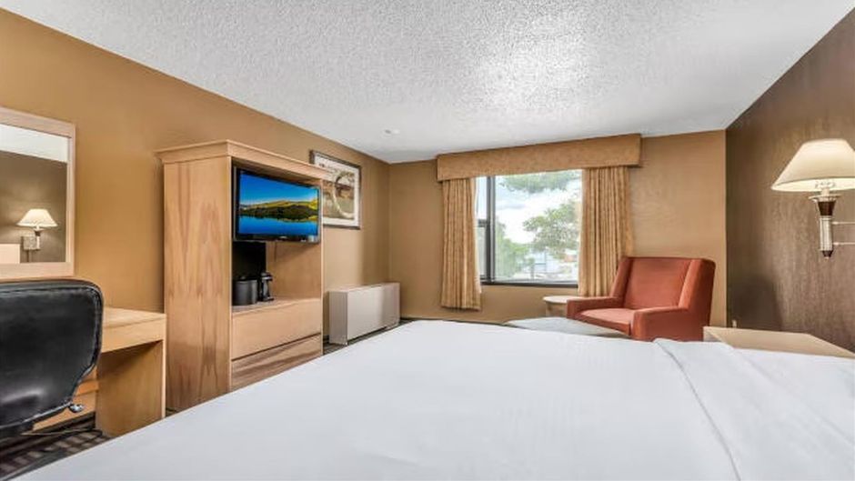 Seven Oaks Hotel Regina, SureStay Coll Room