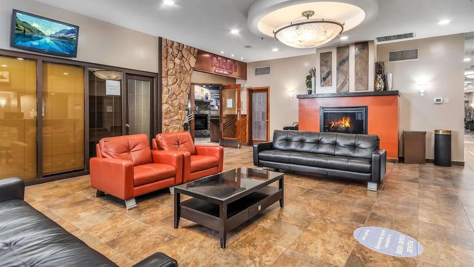Seven Oaks Hotel Regina, SureStay Coll Lobby