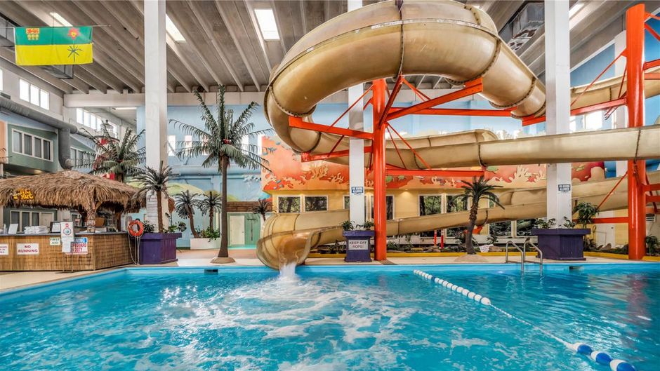 Seven Oaks Hotel Regina, SureStay Coll Pool