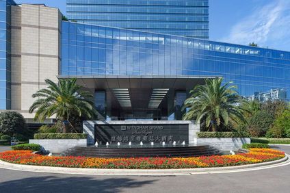 Wyndham Grand Plaza Royale Eve