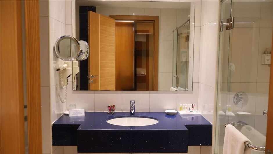 Golden Tulip Muscat Room