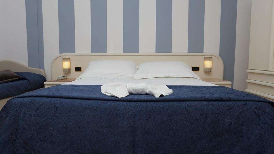 Hotel Du Soleil Room