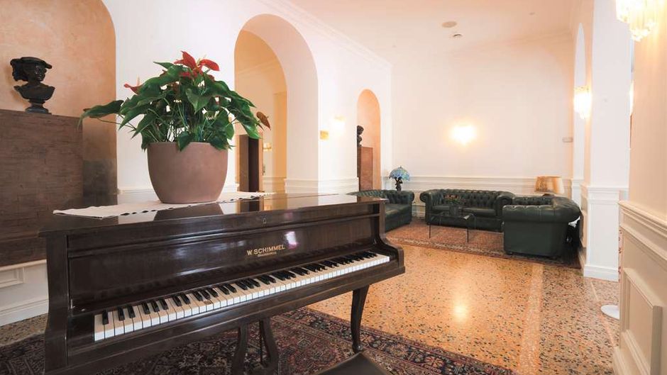 Rechigi Park Hotel Lobby