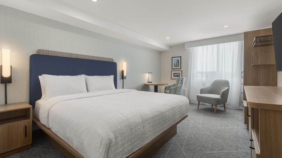 Hampton Inn Montreal East Anjou Room